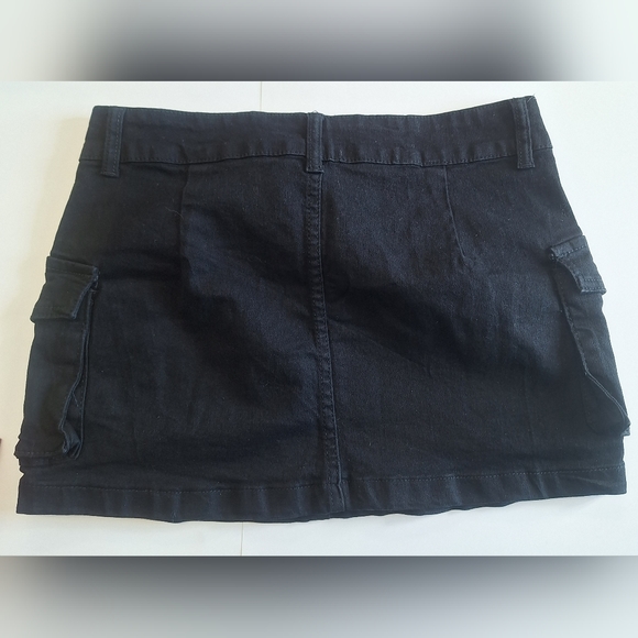 Black mini skirt- SZ medium- NWOT - Picture 2 of 2